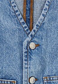 Jeansväst i ljusblått med V-ringning, två frontfickor, silverknappar och kontrasterande brun sömnad längs sömmarna.