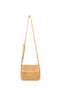 Borsa a tracolla in paglia intrecciata di colore beige naturale con tracolla regolabile, forma strutturata e un flap anteriore con un sottile accento metallico.