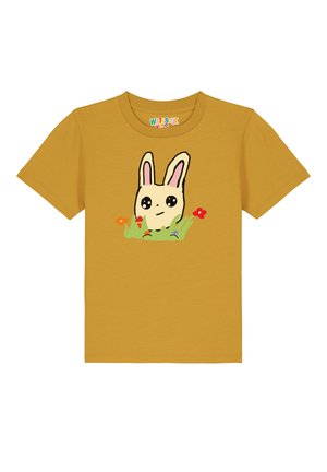 Geel katoenen t-shirt met een cartoonkonijn met grote ogen, omringd door bloemen en ijshoorntjes in een grasachtig ontwerp.
