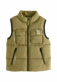 Gilet matelassé vert olive avec un col haut, fermeture éclair sur le devant, deux poches poitrine et une poche latérale zippée ; présente des panneaux texturés et un logo.