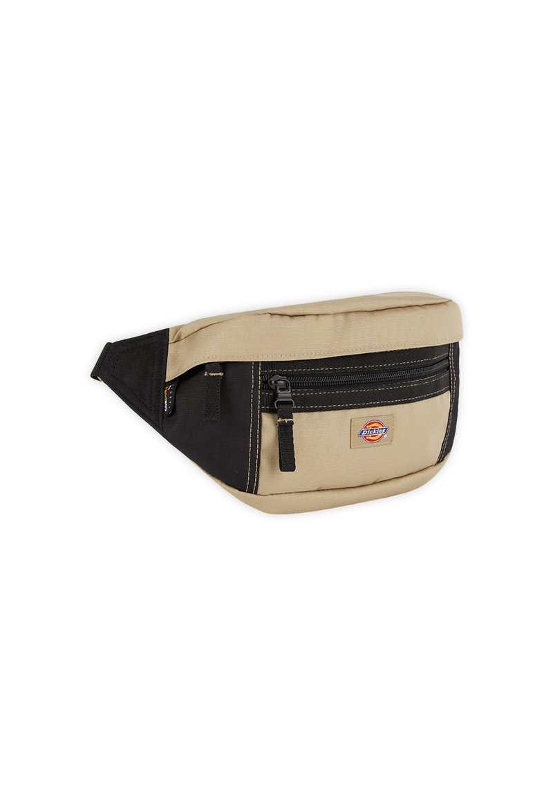 Marsupio beige e nero con tasca frontale con zip, materiale in tessuto, forma rettangolare e un'etichetta con logo sul lato.