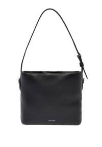 Schwarze Leder-Handtasche mit glatter Textur, rechteckiger Form, verstellbarem Riemen und dezentem Logo-Detail auf der Vorderseite.