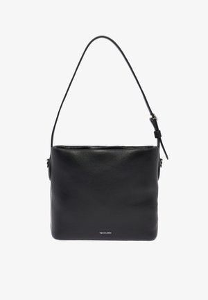 Sac à bandoulière en cuir noir avec une texture lisse, de forme rectangulaire, avec une sangle réglable et un discret logo sur le devant.