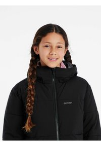 Giacca a vento nera con colletto alto, chiusura con zip e un logo discreto. Presenta un tessuto esterno liscio e una struttura imbottita per l'isolamento termico.