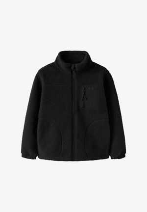 Crna jakna od runa s punim prednjim patentnim zatvaračem, visokim ovratnikom, dva donja zaobljena džepa i džep na prsima s patentnim zatvaračem na jednobojnoj bijeloj pozadini.