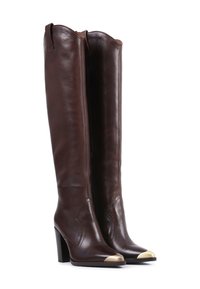 Bottes en cuir marron montantes avec un bout pointu et des accents dorés sur le capuchon. Comprend un talon carré et des détails de couture décoratifs.