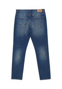 Jeans in denim blu con taglio dritto, dotati di due tasche posteriori e una leggera scoloritura. L'etichetta in vita fornisce informazioni sul marchio.