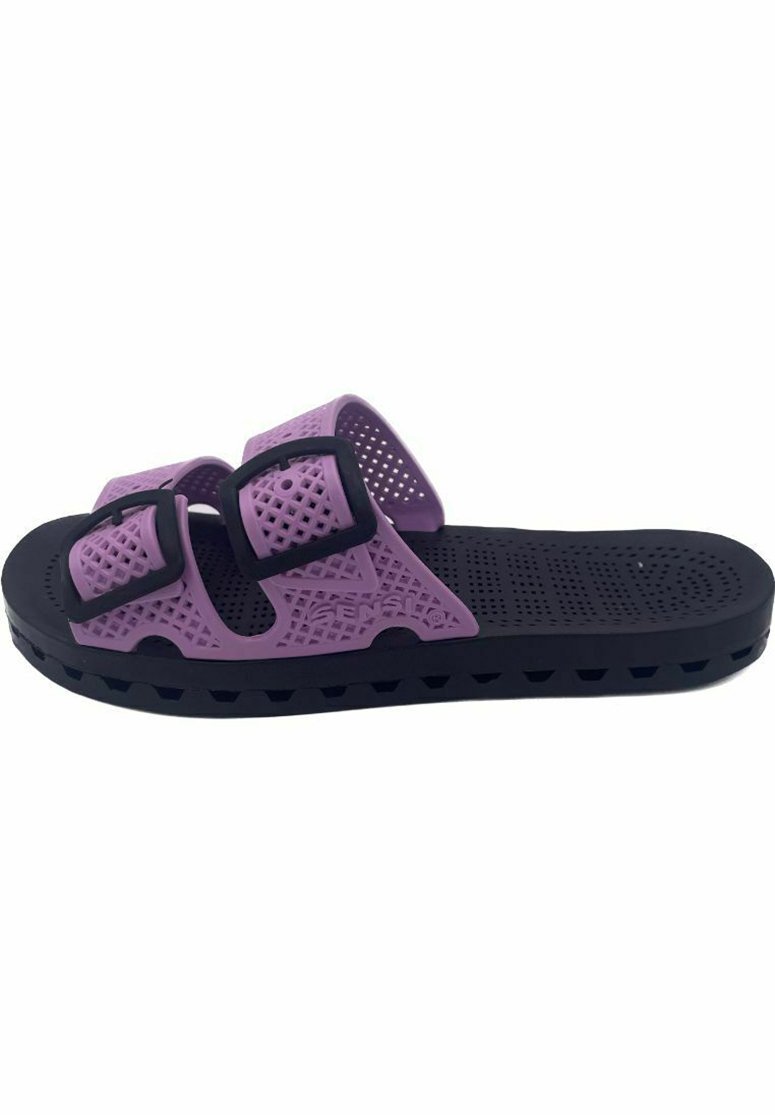 Sandali slide open-toe con una parte superiore lilla caratterizzata da un design perforato e doppie cinghie regolabili. Suola in gomma nera con superficie testurizzata.