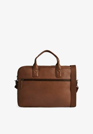Serviette en cuir marron avec poignées supérieures, poche avant zippée et bandoulière réglable sur fond blanc.