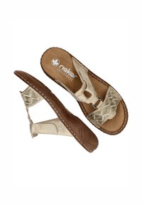 Beige platte sandalen met decoratief geweven patroon, verstelbare hielband en een gevoerd voetbed met het "rieker antistress" logo.