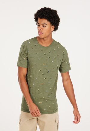 Grøn kortærmet t-shirt med lomme og heltrykt design af små cykler og surfbrætter i forskellige farver. Blødt, struktureret stof.