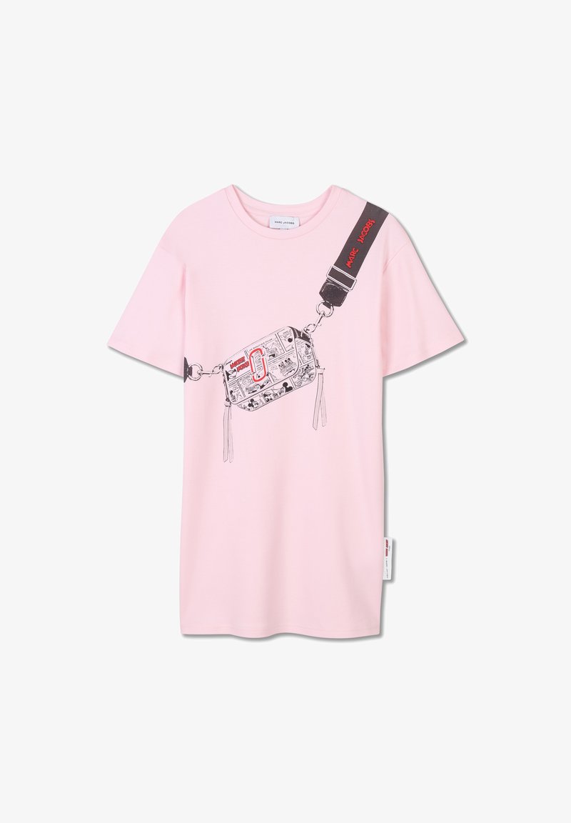T-shirt de algodão rosa com um design gráfico preto de uma bolsa com detalhes em vermelho e uma alça no ombro esquerdo. Etiqueta visível na bainha.