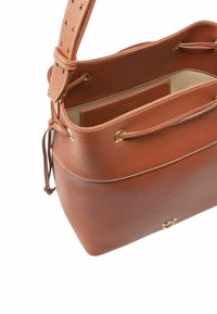 Borsa a secchiello in pelle marrone con finitura testurizzata, chiusura superiore con cordoncino e sottili dettagli in oro. Include una tracolla rimovibile.