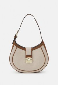 Maža smėlio spalvos audinio rankinė su rudos odos apdaila, vienu dirželiu ir auksinės spalvos segtuku priekinėje vidurio dalyje.