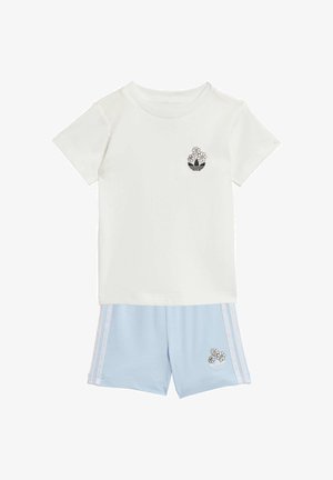 Biały t-shirt z krótkim rękawem i jasnoniebieskie szorty, oba z małymi haftowanymi czarno-białymi wzorami kwiatów, szorty z białymi bocznymi paskami.