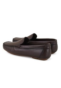 Dunkelbraune Lederloafers mit glatter Oberfläche, runder Spitze und kontrastierenden Nähdetails. Slip-On-Design mit flexibler Gummisohle.