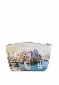 La pochette presenta una stampa suggestiva di un paesaggio costiero con edifici, una barca a vela e una persona che saluta, realizzata in tessuto resistente con una cerniera dorata.