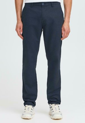 Pantalons marine en tissu léger, dotés d'une fermeture à bouton et de poches avant. Design à jambe droite avec une texture lisse.