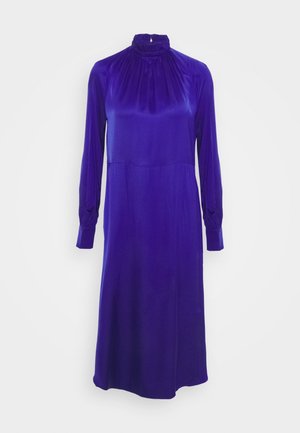 Sukienka z długim rękawem w kolorze królewskiego błękitu, wykonana z satyny, z wysokim falbanionym kołnierzem i mankietami, z marszczonym detalem tkaniny wokół dekoltu.