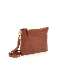 Borsa a tracolla in pelle marrone con design piatto, zip dorata e tracolla rimovibile. Presenta una texture sottile e accenti hardware minimali.
