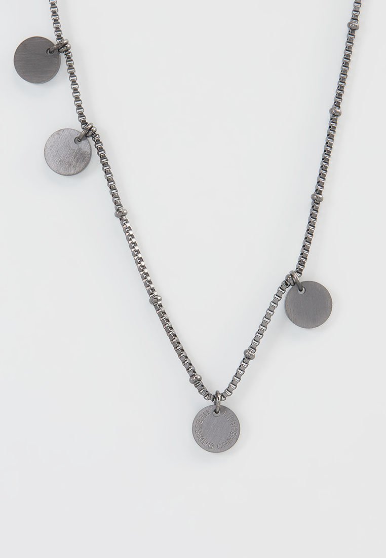 Metallkette mit einer Kombination aus runden Charms und einer strukturierten Kette. Die Charms sind dunkelgrau mit einer matten Oberfläche und verfügen über gravierte Details.