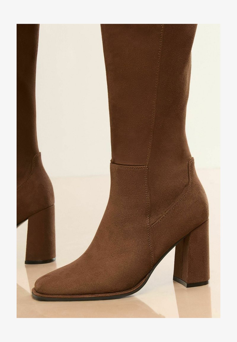 Stivali Donna Alti In Ecopelle Beige Nude Al Ginocchio A Punta - Foto 8