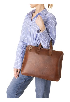 Sac à ordinateur en cuir marron avec doubles poignées, texture lisse, forme rectangulaire, présentant un accent en métal sur un côté.