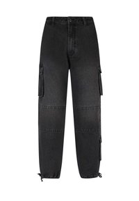 Pantalones cargo de mezclilla negra con un ajuste relajado, que presentan dos bolsillos laterales, costuras en contraste y puños elásticos en los tobillos.