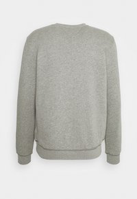 Szara bluza z okrągłym dekoltem, długimi rękawami i ściągaczami na mankietach. Miękka tkanina o fakturowanym wykończeniu, z detalem w postaci szwu w kształcie litery V na plecach.