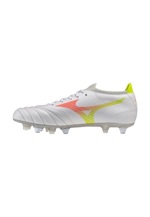 Crampon de football blanc avec logo rouge et jaune sur le côté, pointes vissables et languette jaune fluo au talon.