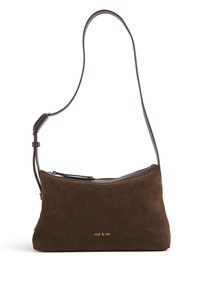 Bruine suède crossbodytas met een gebogen ontwerp, leren band, ritsluiting en een gouden logoconaccent. Soepele textuur en eenvoudige lijnen.