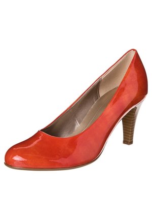 Czerwone lakierowane szpilki z zaokrąglonym noskiem, o eleganckim wzornictwie i zwężanym drewnianym obcasie. Gładka faktura z błyszczącym wykończeniem.