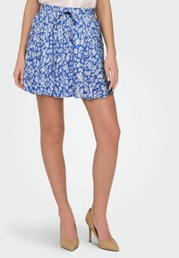 Blå blomsterkjol med en samlad midja och dragsko. Har vita blommönster, veck och ett lätt tyg.