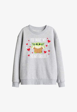 Hellgraues Sweatshirt mit einer Zeichentrickfigur von Grogu, umgeben von roten Herzen, und dem Text "Du bringst mein Herz zum Grogu."