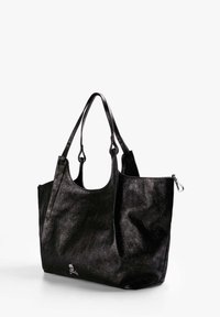 Musta olkalaukku, jossa on kiiltävä pinta, kahta olkahihnaa ja sivuvetoketju, koristeltuna pienellä pääkallologolla edessä.