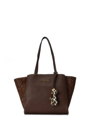 Bolso de mano de cuero marrón oscuro con paneles laterales con estampado de leopardo y un llavero con forma de jirafa colgando de una asa.
