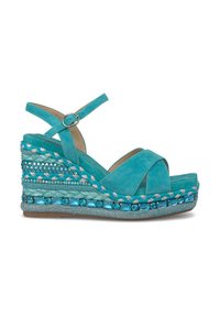 Sandalias de cuña de ante turquesa con correas cruzadas, banda texturizada decorativa y acentos de cuentas. La altura de la plataforma mejora la estabilidad.