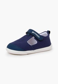 Zapato de tela azul marino con lados recortados, suela de goma blanca y correa ajustable con el nombre de la marca "garvalin."