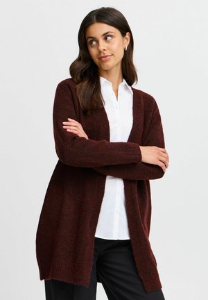 Burgunderfarbener Strickcardigan, offenes Design, gerippte Bündchen und Saum, weiche Textur, getragen über einem weißen Kragenhemd und schwarzen Hosen.