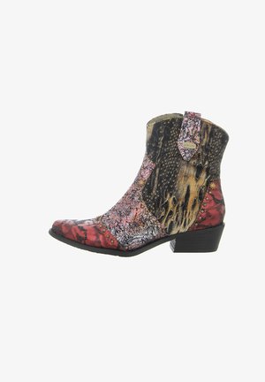 Knöchelhoher Stiefel mit gemustertem Leder in Rot-, Pink- und Schwarztönen, metallischen Nieten und einem niedrigen Blockabsatz.