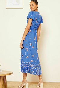 Love & Roses FLUTTER SLEEVE TWIST FRONT REGULAR FIT - Dienas kleita - blue floral