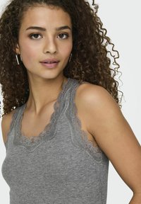 Grå ribbet tanktop med blondebesætning langs halsudskæringen og stropperne, i en tætsiddende design og blød tekstur.