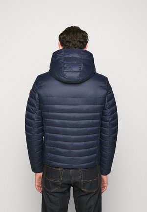 Doudoune bleu marine avec capuche, présentant des sections matelassées horizontales et une texture lisse. Pas de matériel ou d'accents visibles.