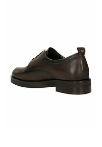 Scarpa oxford in pelle marrone con punta arrotondata, design con lacci e tacco basso impilato. Presenta cuciture sottili e un piccolo accento con marchio sul tacco.
