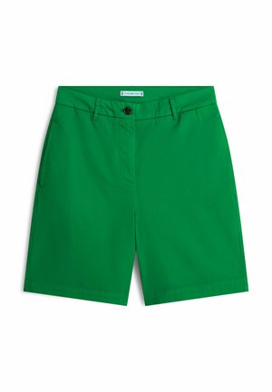 Groene knielange korte broek met riemlussen, zijzakken, voorste knoop- en ritssluiting op een witte achtergrond.