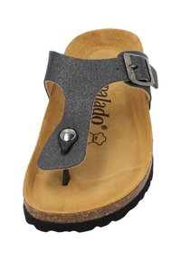 Sandalo infradito grigio scuro con una fascia testurizzata, hardware in argento e una soletta beige sagomata. Presenta suola in gomma nera per una migliore aderenza.