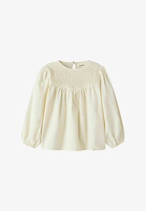 Blouse à manches longues de couleur crème avec détail smocké sur le yoke, encolure ronde, tissu froncé et poignets élastiques.