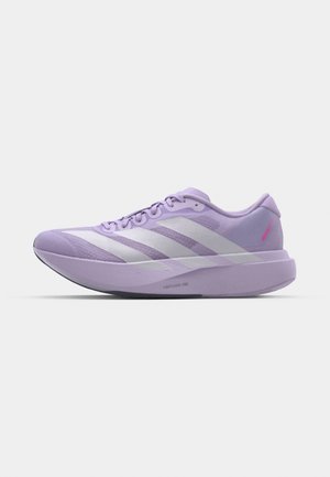 Hellblauer Laufschuh mit einem Obermaterial aus Netzgewebe, weißem Dreistreifen-Design, strukturierter Oberfläche und einer dicken Schaum-Zwischensohle, die mit "LIGHTSTRIKE PRO" beschriftet ist.