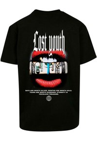 Sort bomulds T-shirt med et grafisk design af røde læber, der holder på en rullet pengeseddel. Teksten siger "Tabt ungdom" og forskellige udsagn i hvid.
