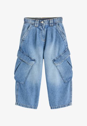 Pantaloni scurți cargo din denim albastru deschis, cu buzunare laterale mari, pete pentru curea și închidere cu nasture în talie, afișați pe un fundal alb.